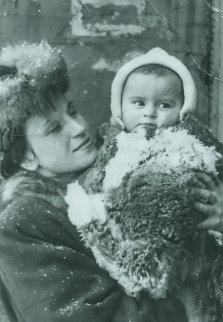 Była więźniarka Auschwitz Krystyna Zambrzycka z córką Elżbietą, urodzoną już po wojnie. Łódź, 1947 r. / ZBIORY DOMU SPOTKAŃ Z HISTORIĄ