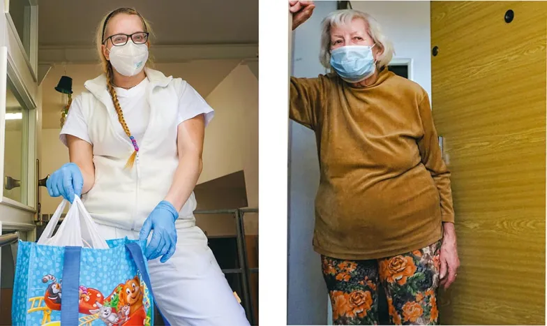 Wolontariuszka roznosząca obiady okolicznym seniorom – oraz pani Lorencová, która korzysta z pomocy wolontariuszy. / FOT. ULA IDZIKOWSKA