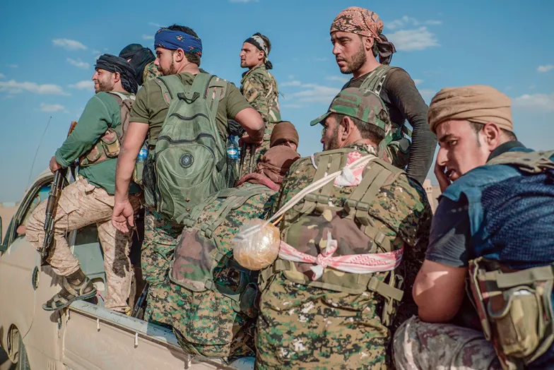 Żołnierze SDF w drodze na front pod Dasziszą / Fot. Paweł Pieniążek