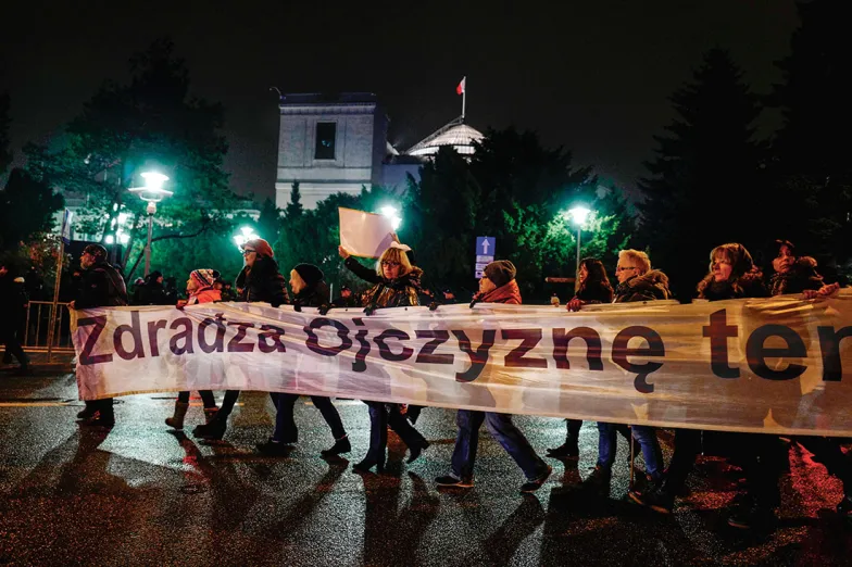 Protest pod Sejmem RP przeciwko łamaniu prawa i konstytucji, 2017 r. / KACPER PEMPEL / REUTERS / FORUM Protest pod Sejmem RP przeciwko łamaniu prawa i konstytucji, 2017 r. / KACPER PEMPEL / REUTERS / FORUM