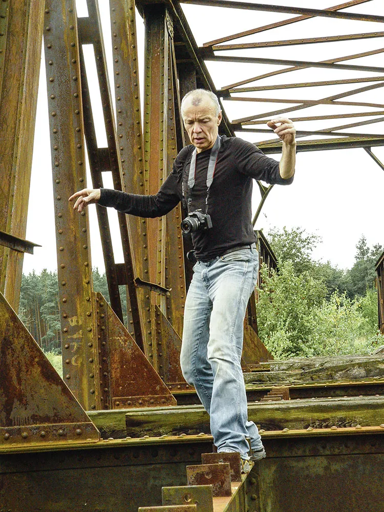 Mieczysław „Mietal” Gryza na moście w Osetnie na rzece Barycz, 2012 r. / FOT. ŁUKASZ MIŚ
