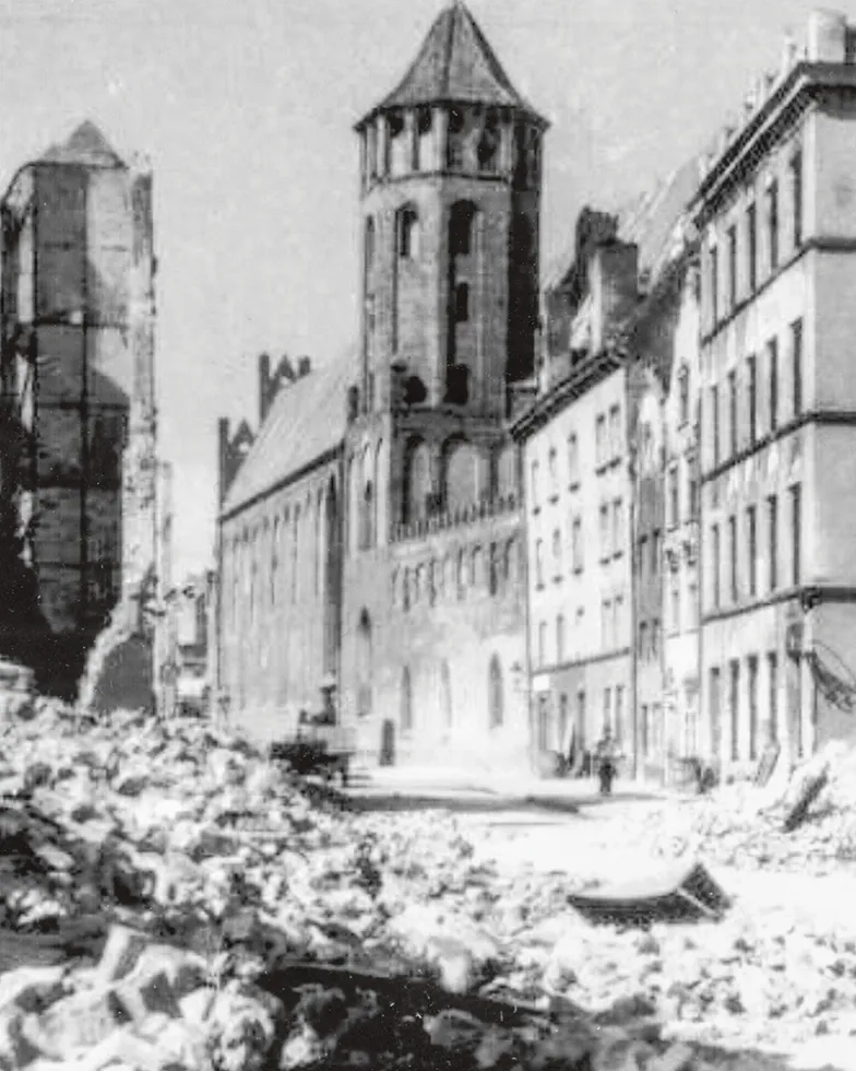 Widok na kościół św. Mikołaja od strony ul. Świętojańskiej, Gdańsk, 1945 r. / ARCHIWUM KLASZTORU DOMINIKAN W W GDAŃSKU