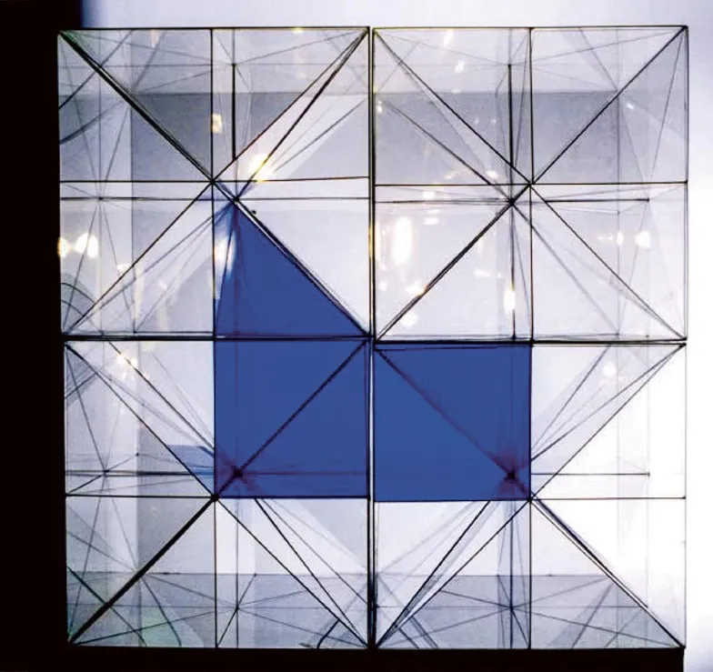 K-dron między czterema sześcianami podzielonymi na 48 ostrosłupów przez płaszczyzny przechodzące poprzez wszystkie ich osie symetrii. Instalacja w Muzeum Sztuki w Łodzi, 1999 r. / ARCHIWUM PRYWATNE JANUSZA KAPUSTY