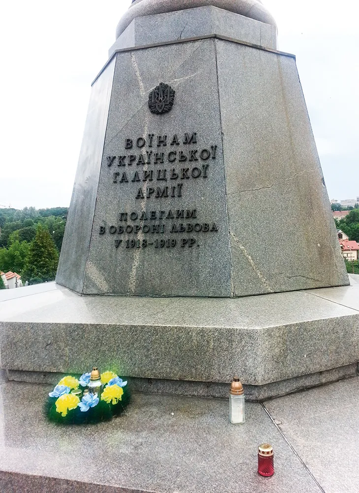 Pomnik poległych żołnierzy ukraińskich na cmentarzu Łyczakowskim, lipiec 2017 r. / FOT. WOJCIECH PIĘCIAK