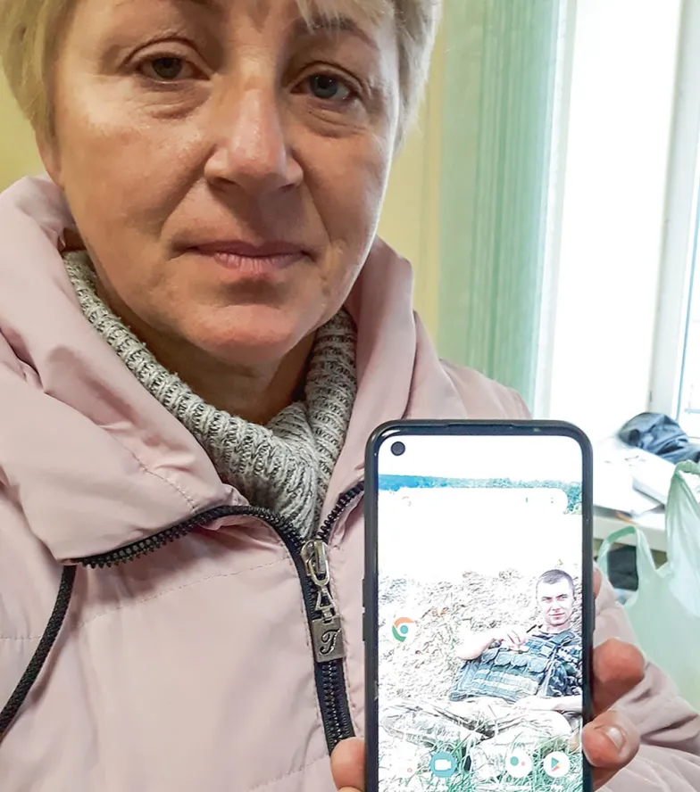 Lesia ze zdjęciem 21-letniego syna, który jest w wojsku gdzieś pod Kijowem.