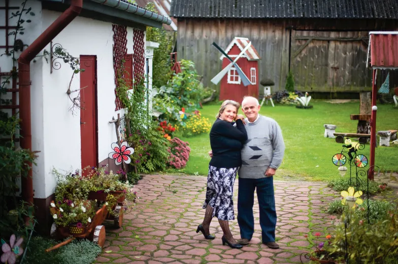 Anna i Bogdan Woźniczkowie, Brzegi. Zdjęcie pochodzi z projektu fotograficznego GRAŻYNY MAKARY „Wszystkie śluby mojej Mamy”. 