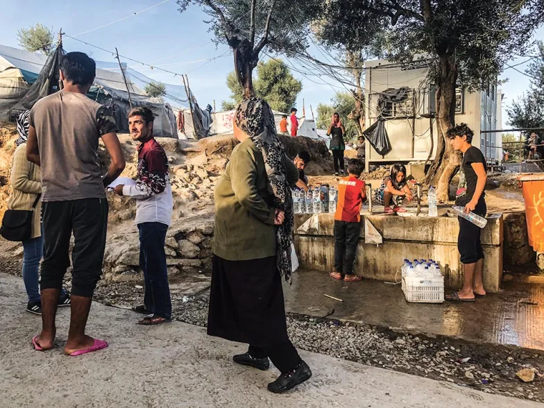 Codzienna wyprawa po wodę pitną. Miejscowość Moria na Lesbos, listopad 2018 r. / CHARLIE YAXLEY / UNHCR / ONZ