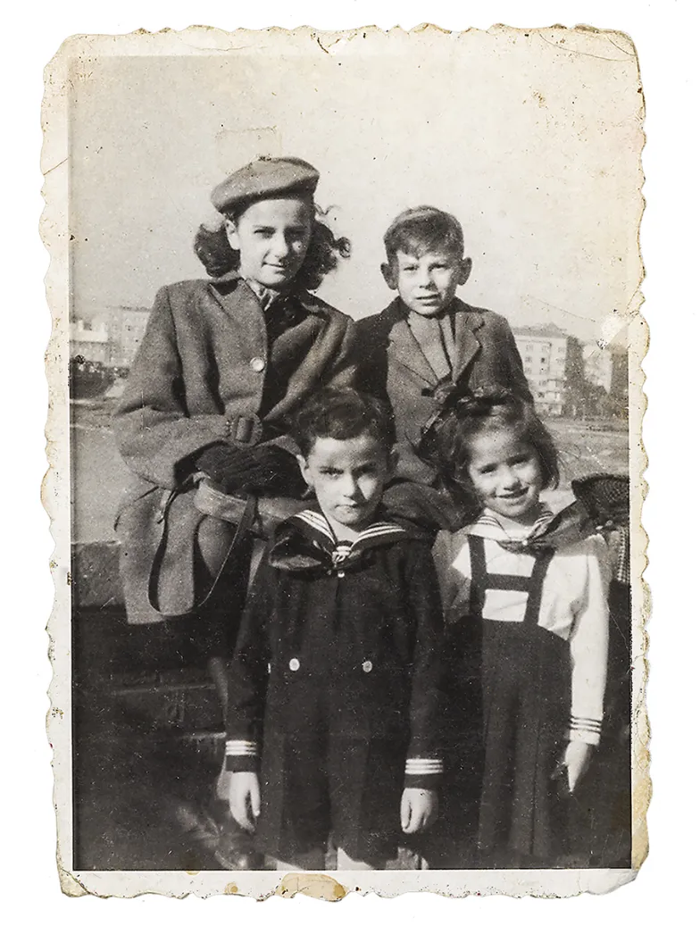 Niusia Horowitz-Karakulska, Roman Liebling (później Polański), Ryszard Horowitz i Roma Ligocka na Wawelu, rok 1946 / ARCHIWUM PRYWATNE RYSZARDA HOROWITZA 