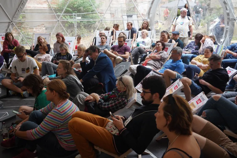 Slot Art Festival, Strefa Dialogu „Tygodnika Powszechnego”, spotkanie z Piotrem Mucharskim, redaktorem naczelnym. Lubiąż niedaleko Wrocławia, lipiec 2019 r. / FOT. GRAŻYNA MAKARA Slot Art Festival, Strefa Dialogu „Tygodnika Powszechnego”, spotkanie z Piotrem Mucharskim, redaktorem naczelnym. Lubiąż niedaleko Wrocławia, lipiec 2019 r. / FOT. GRAŻYNA MAKARA