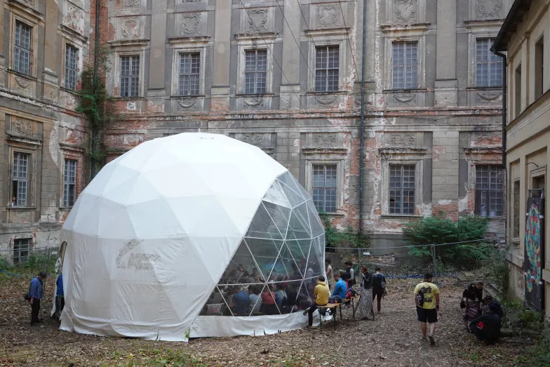 Slot Art Festival, Strefa Dialogu „Tygodnika Powszechnego”, Lubiąż niedaleko Wrocławia, lipiec 2019 r. / FOT. GRAŻYNA MAKARA Slot Art Festival, Strefa Dialogu „Tygodnika Powszechnego”, Lubiąż niedaleko Wrocławia, lipiec 2019 r. / FOT. GRAŻYNA MAKARA