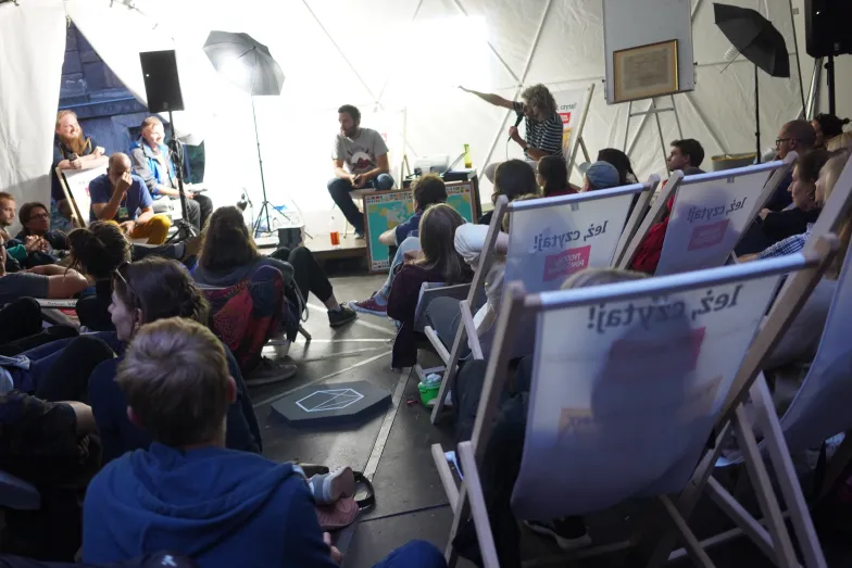 Slot Art Festival, Strefa Dialogu „Tygodnika Powszechnego”, spotkanie z Bartkiem Dobrochem. Lubiąż niedaleko Wrocławia, lipiec 2019 r. / FOT. GRAŻYNA MAKARA Slot Art Festival, Strefa Dialogu „Tygodnika Powszechnego”, spotkanie z Bartkiem Dobrochem. Lubiąż niedaleko Wrocławia, lipiec 2019 r. / FOT. GRAŻYNA MAKARA