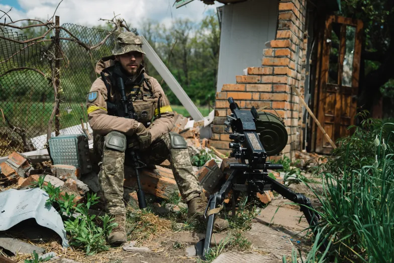28-letni Jan ze Lwowa całe dorosłe życie spędził w armii. Teraz jest dowódcą kompanii legionu międzynarodowego. 17 maja 2022 r. / FOT. PAWEŁ PIENIĄŻEK