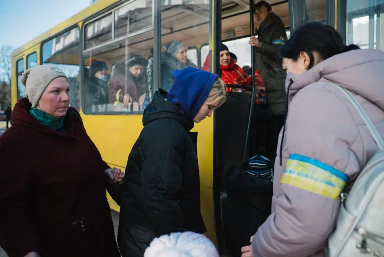 Mieszkańcy Kałyniwki opuszczają rodzinną wieś / FOT. PAWEŁ PIENIĄŻEK