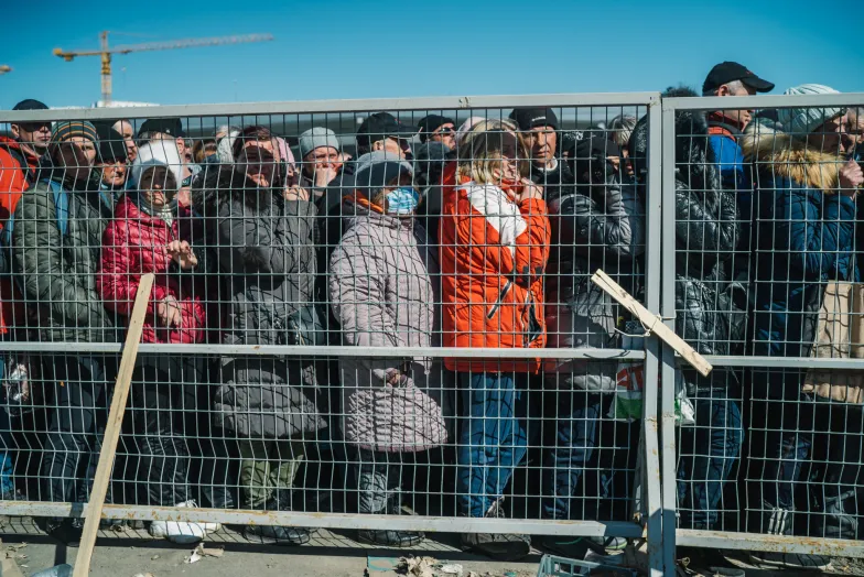 Kolejka po żywność rozdawaną przez wolontariuszy / Fot. Paweł Pieniążek