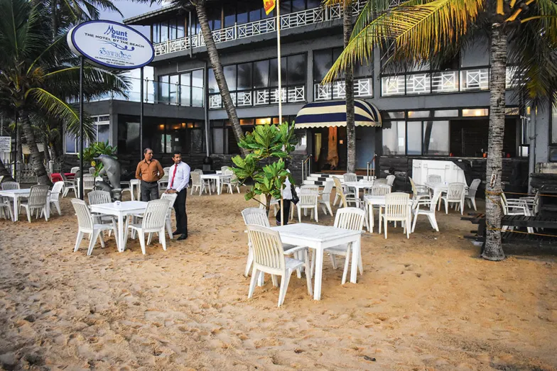 W oczekiwaniu na pierwszych klientów – kierownicy restauracji na plaży w Mount Lavinia, czerwiec 2019 r. / FOT. TOMASZ AUGUSTYNIAK