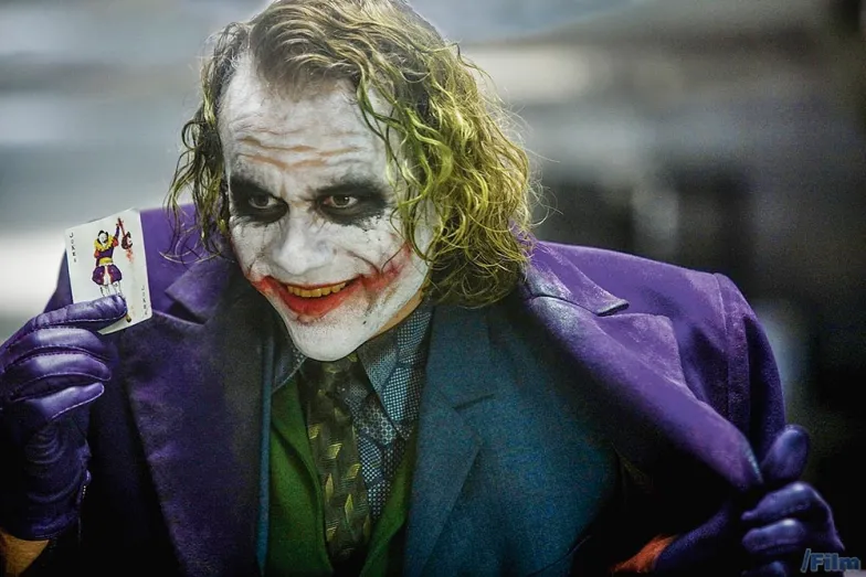 Heath Ledger jako Joker w filmie „Mroczny rycerz” w reżyserii Christophera Nolana / WARNER BROS. / MAT. PRASOWE Heath Ledger jako Joker w filmie „Mroczny rycerz” w reżyserii Christophera Nolana / WARNER BROS. / MAT. PRASOWE