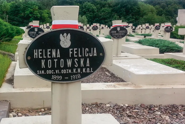 Groby polskich uczestników walk o Lwów na cmentarzu Łyczakowskim, lipiec 2017 r. / FOT. WOJCIECH PIĘCIAK