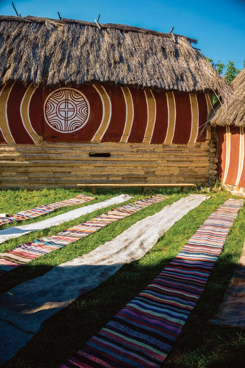 Rekonstrukcja domów kultury Cucuteni-Trypole, Lehedzino, obwód czerkaski / NATALIA GOLUBNYCHA / ALAMY STOCK / BE&W, Ukraina, czerwiec 2016 r.