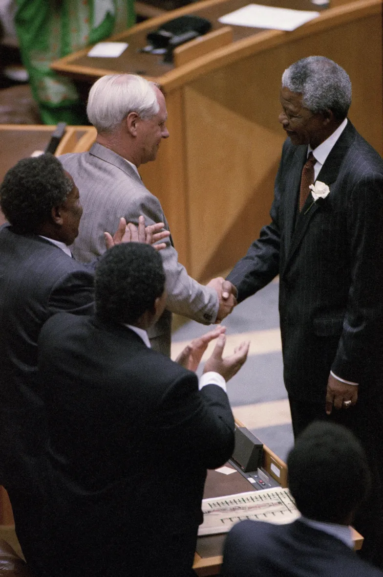 Constand Viljoen i ówczesny prezydent elekt Nelson Mandela w Parlamencie w Kapsztadzie, 9 maja 1994 r. / FOT. John Parkin / ASSOCIATED PRESS/East News