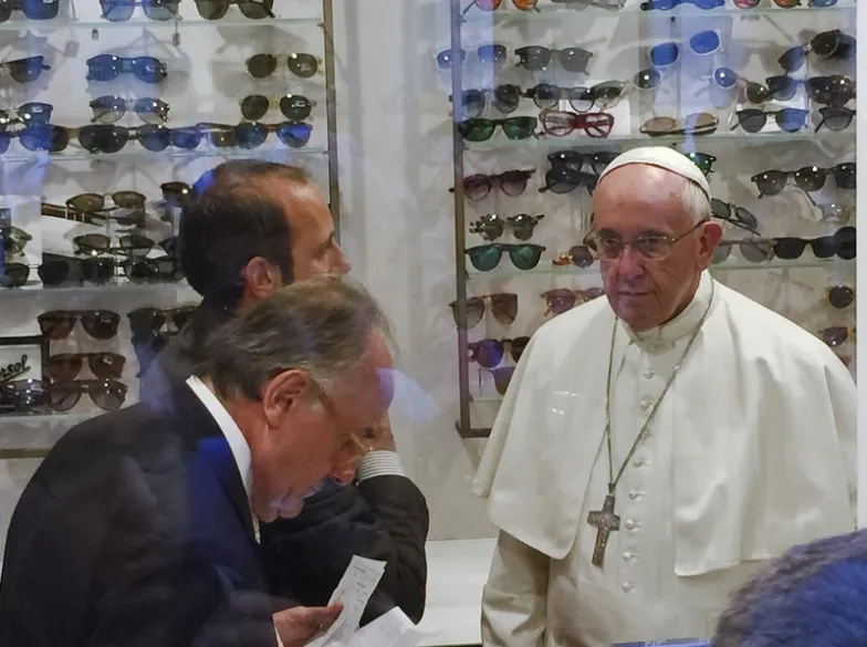 Papież u okulisty
