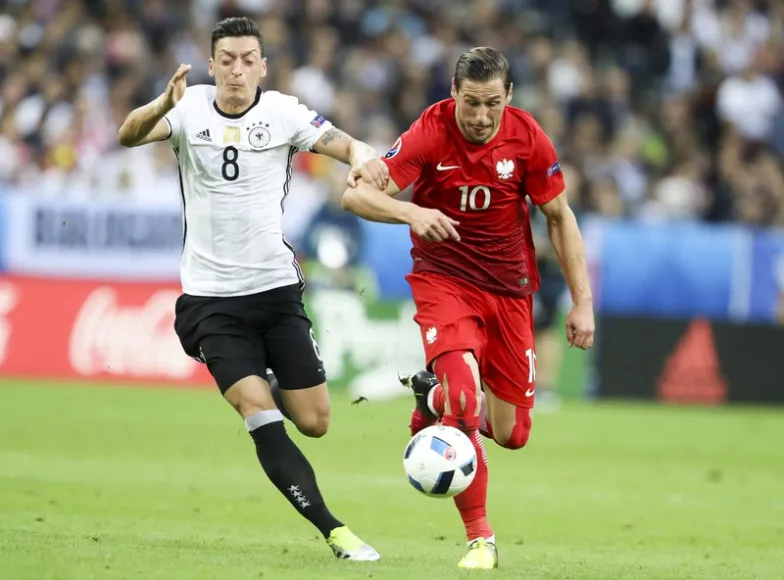 Mesut Oezil i Grzegorz Krychowiak, mecz Polska-Niemcy na Euro 2016, Paryż 16 czerwca 2016 r. / fot. Reporter