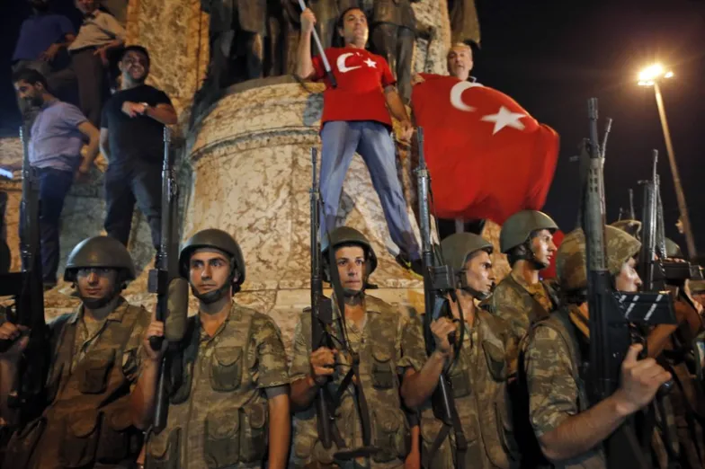 Biorący udział w przewrocie żołnierze wśród przeciwników puczu. Plac Taksim, Stambuł, 15/16 lipca 2016 r. / fot. AP / FOTOLINK