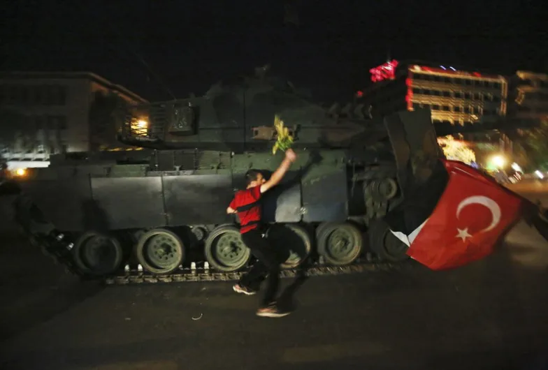 Prorządowi demonstanci próbują zatrzymać czołgi puczystów. Ankara, 16 lipca 2016 r. / fot. AP / FOTOLINK