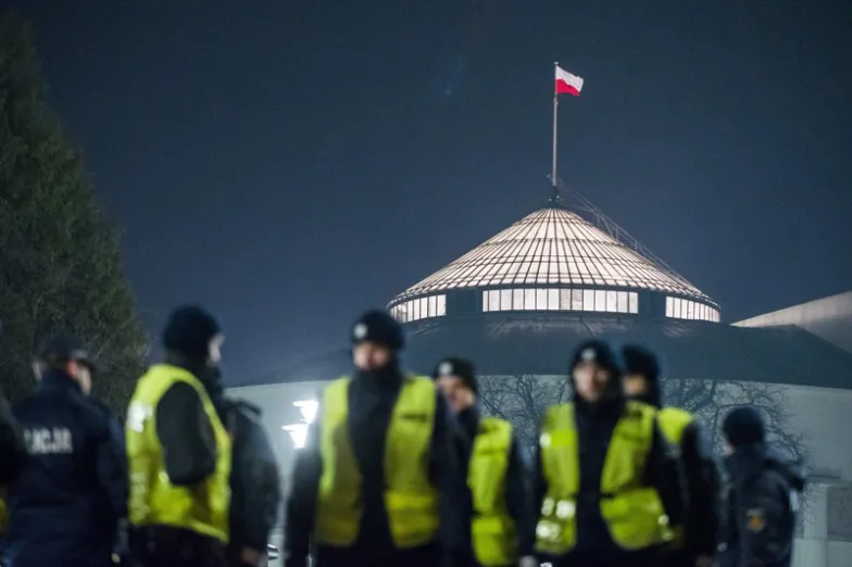 Protest przed Sejmem 16/17 grudnia 2016 r. / fot. Reporter