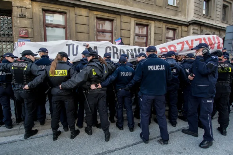 Policja powstrzymuje kontrmanifestację przeciw marszowi ONR. Warszawa, 29 kwietnia 2017 r. / fot. East News