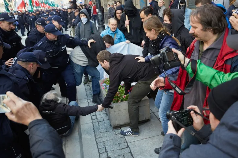 Policja powstrzymuje kontrmanifestację przeciw marszowi ONR. Warszawa, 29 kwietnia 2017 r. / fot. Hubert Mathis / REPORTER