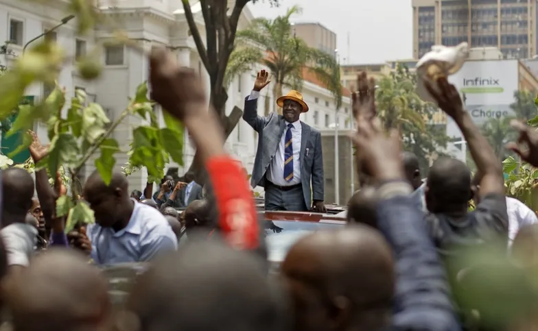 Lider opozycji Raila Odinga przejeżdża wśród swoich zwolenników, gdy opuszcza Sąd Najwyższy w centrum Nairobi w Kenii. 1.09.2017 r. / Fot. Ben Curtis / AP / EAST NEWS