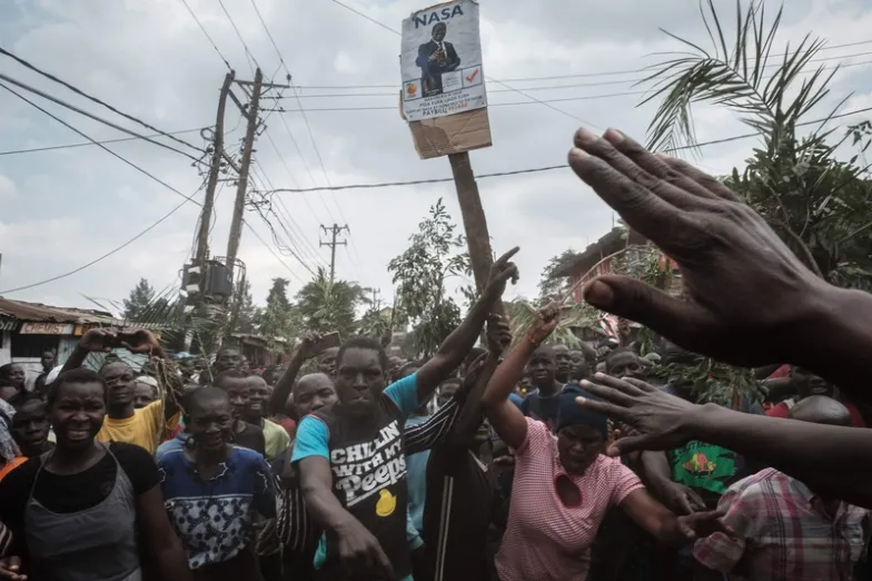 Zwolennicy opozycyjnej koalicji wyborczej NASA (National Super Alliance ) świętują na ulicach Kibery, dzielnicy slumsów w Nairobi, Kenia. 1.09.2017 r. / YASUYOSHI CHIBA / AFP / EAST NEWS