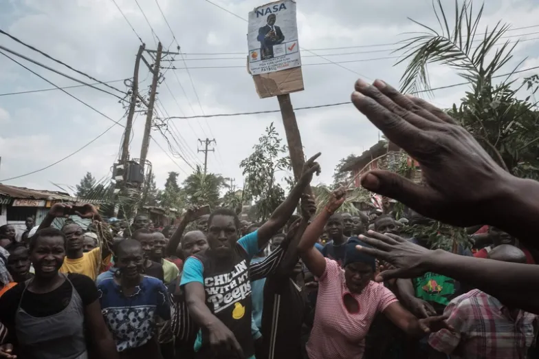 Zwolennicy opozycyjnej koalicji wyborczej NASA (National Super Alliance ) świętują na ulicach Kibery, dzielnicy slumsów w Nairobi, Kenia. 1.09.2017 r. / YASUYOSHI CHIBA / AFP / EAST NEWS Zwolennicy opozycyjnej koalicji wyborczej NASA (National Super Alliance ) świętują na ulicach Kibery, dzielnicy slumsów w Nairobi, Kenia. 1.09.2017 r. / YASUYOSHI CHIBA / AFP / EAST NEWS