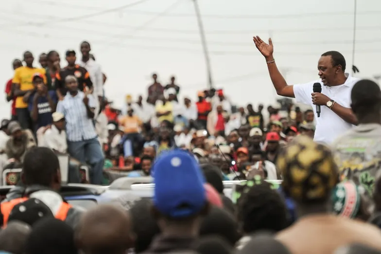 Prezydent Kenii Uhuru Kenyatta zwraca się do tłumu na przedmieściach Nairobi po tym, jak Sąd Najwyższy unieważnił sierpniowe wybory prezydenckie, których został zwycięzcą. 1.09.2017 r. / FOT. TONY KARUMBA / AFP / EAST NEWS Prezydent Kenii Uhuru Kenyatta zwraca się do tłumu na przedmieściach Nairobi po tym, jak Sąd Najwyższy unieważnił sierpniowe wybory prezydenckie, których został zwycięzcą. 1.09.2017 r. / FOT. TONY KARUMBA / AFP / EAST NEWS