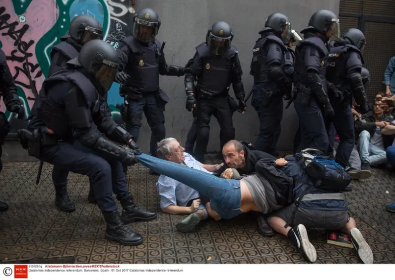 Starcia zwolenników niepodległości Katalonii z policją podczas referendum niepodległościowego. 1 października 2017 r. / fot. Bj / action press / REX / Shutterstock / EAST NEWS