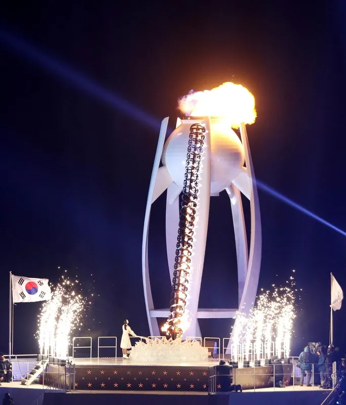 Kim Yu-na zapala znicz olimpijski, Pjongczang, 09.02.2018 r. / Fot. Kyodo / AP / EAST NEWS