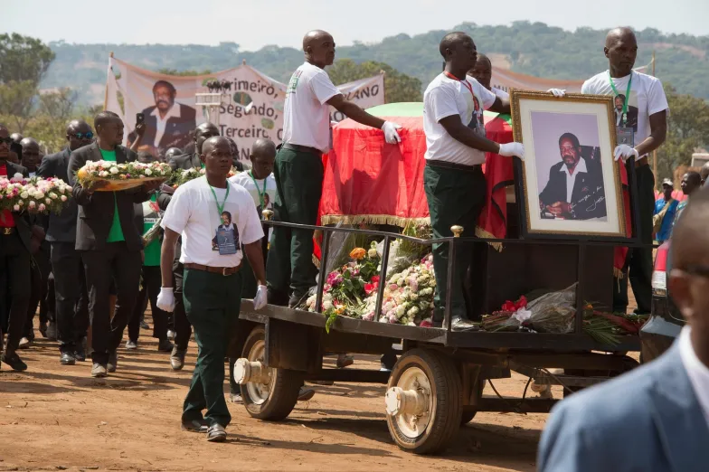 Przenoszenie szczątków Jonasa Savimbiego do jego rodzinnej wioski Lopitanga, 1 czerwca 2019 r. / FOT. RODGER BOSCH/AFP/East News