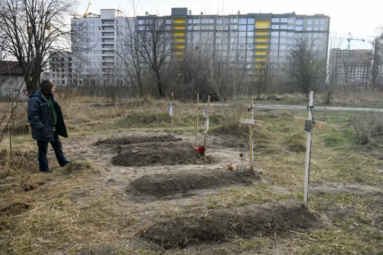 Miejsce pochówku mieszkańców Buczy, ofiar rosyjskiej zbrodni wojennej, których ciała odnaleziono po wyzwoleniu miasta. Bucza, 4 kwietnia 2022 r. / fot. Nur Photo / East News