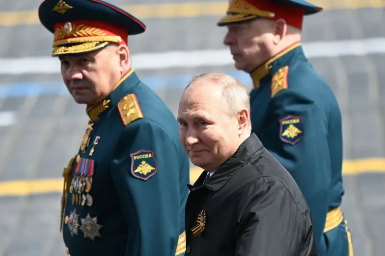 Prezydent Rosji Władimir Putin i minister obrony Siergiej Szojgu opuszczają Plac Czerwony po paradzie wojskowej z okazji Dnia Zwycięstwa w centrum Moskwy, 9 maja 2022 r. / FOT. KIRILL KUDRYAVTSEV/AFP/East News