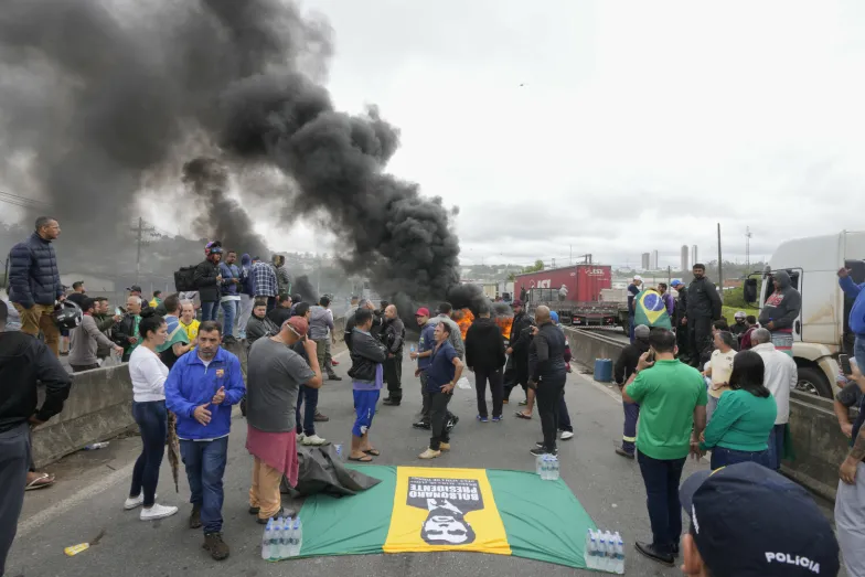 Kierowcy ciężarówek popierający Jaira Bolsonaro blokują autostradę w ramach protestu po wyniku wyborów prezydenckich. Embu das Artes na obrzeżach Sao Paulo w Brazylii, 1 listopada 2022 r. / FOT. Andre Penner/Associated Press/East News