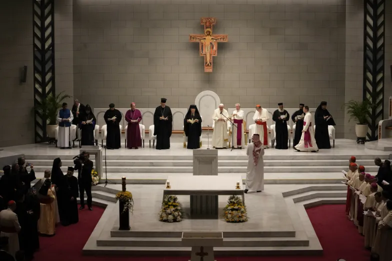 Papież Franciszek i Patriarcha Bartłomiej podczas spotkania z członkami Muzułmańskiej Rady Starszych w Meczecie na terenie pałacu królewskiego Sakhir. Bahrajn, 4 listopada 2022 r. / FOT. Alessandra Tarantino/Associated Press/East News
