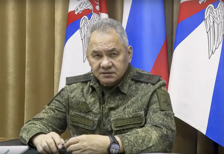 Siergiej Szojgu, minister obrony Rosji, słucha meldunku generała Surowikina o konieczności wycofania wojsk za Dniepr, 9 listopada 2022 r. / fot. Associated Press/East News