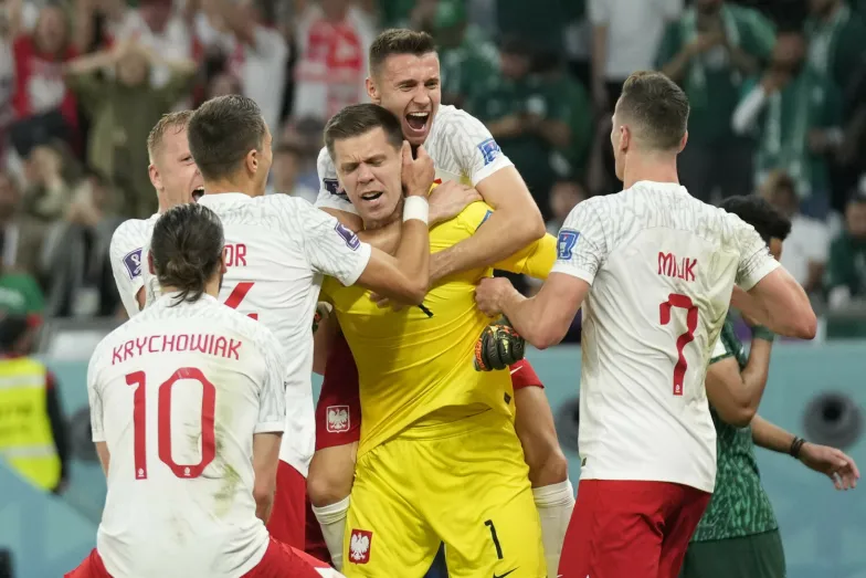 Radość polskiej drużyny po udanej obronie karnego / Aijaz Rahi/Associated Press/East News