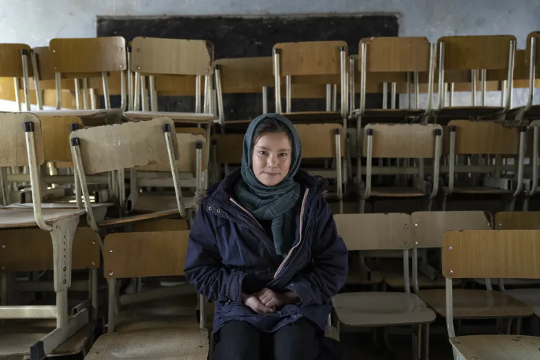 13-letnia uczennica Halimah w pustej sali szkolnej, służącej wcześniej do prowadzenia zajęć dla dziewcząt, Kabul, 22 grudnia 2022 r. / Ebrahim Noroozi/Associated Press/East News