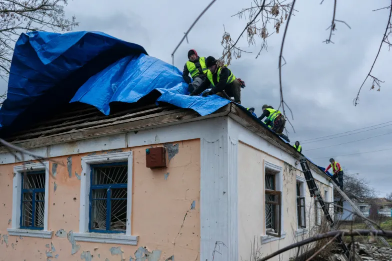 Naprawa dachu w jednej z wsi obwodu chersońskiego / BePress/ABACA/Abaca/East News