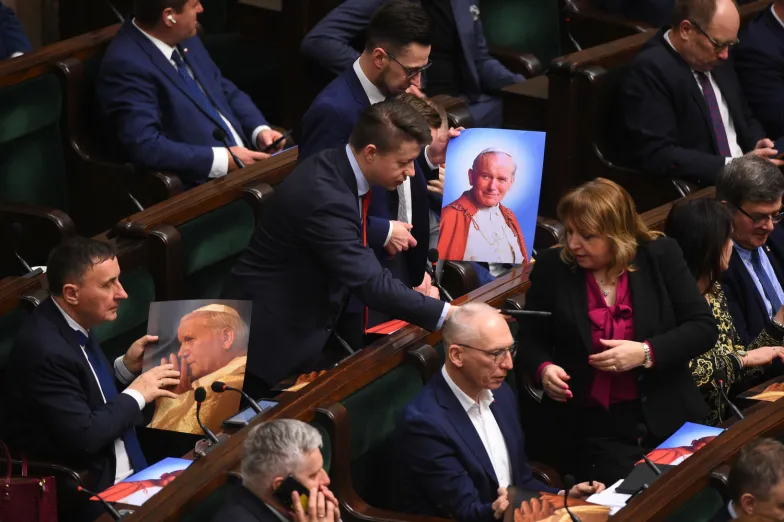 Głosowanie nad uchwałą broniącą Jana Pawła II / Zbyszek Kaczmarek/REPORTER