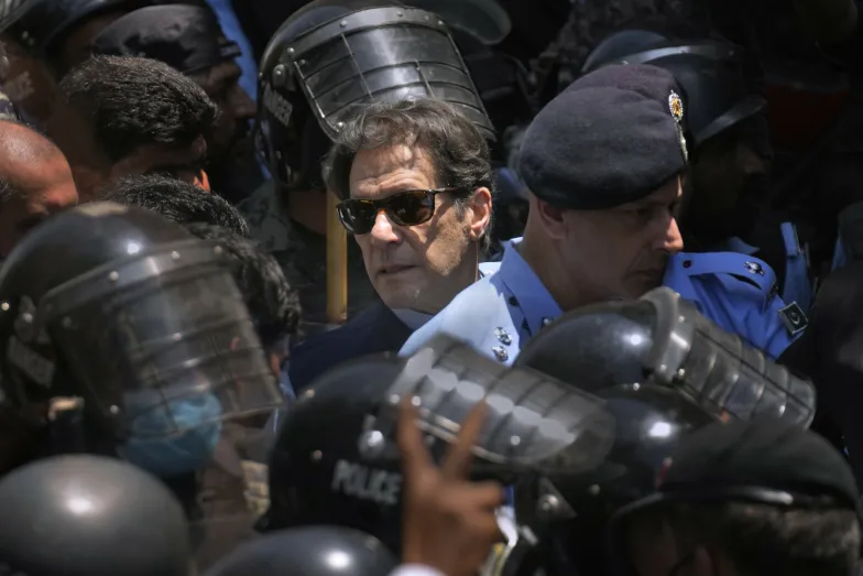 Imran Chan w otoczeniu policji przed sądem w Islamabadzie, 12 maja 2023 r. / Anjum Naveed/Associated Press/East News