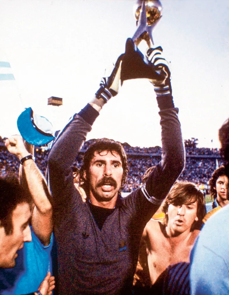 Bramkarz Rodolfo Rodriguez z Urugwaju już z pucharem. Montevideo, 10 stycznia 1981 r. / SVEN SIMON / IMAGO / EAST NEWS