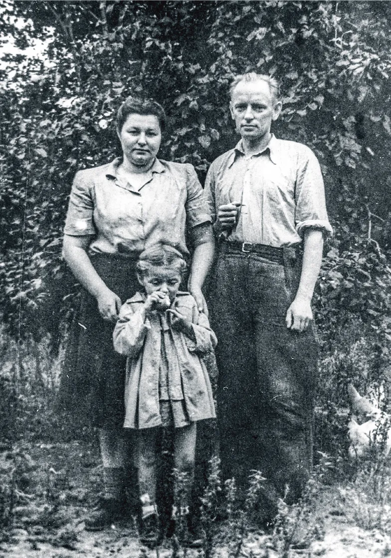 Adolfas, jego żona Birutė i córka Auksutė. Zdjęcie wykonano w 1954 r., na dwa lata przed tym, jak żyjąca w ukryciu rodzina Ramanauskasów została aresztowana przez sowiecką KGB. / GENOCID.LT