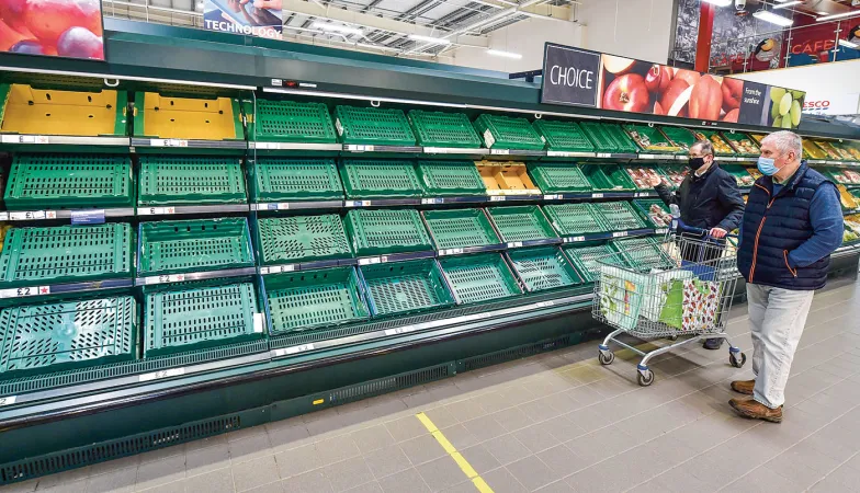 Fakt, że po 1 stycznia Irlandia Północna pozostała częścią unijnego wspólnego rynku, inaczej niż reszta Wielkiej Brytanii, spowodował początkowo zakłócenia w dostawach. Na zdjęciu: puste półki w supermarkecie Tesco w Belfaście, 14 stycznia 2021 r.